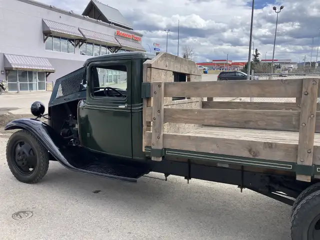 1932 all-steel Ford BB One-Tonne Flatbed - Exceptional Condition - Photo 2