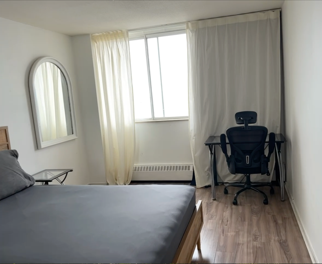 Plateau Mont-Royal, furnished 1-bedroom, 20th floor, pool & gym - Photo 2