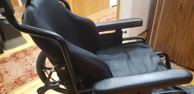 Wheelchair - Photo 2