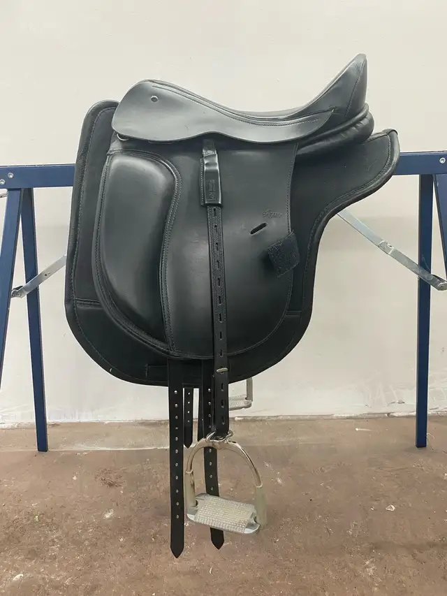 15.5" Ansur treeless dressage saddle