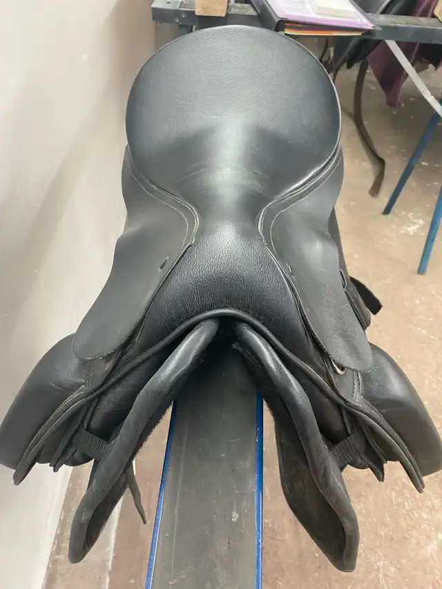 15.5" Ansur treeless dressage saddle - Photo 2