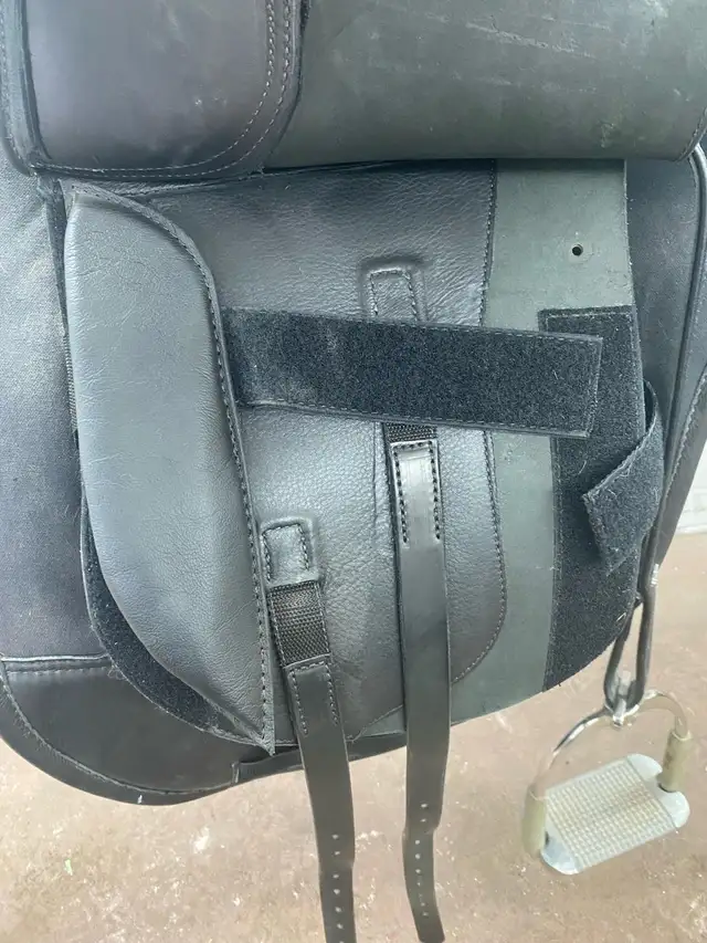 15.5" Ansur treeless dressage saddle - Photo 4