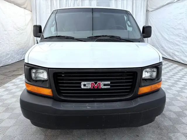 2017 GMC Savana Cargo Van - Photo 2