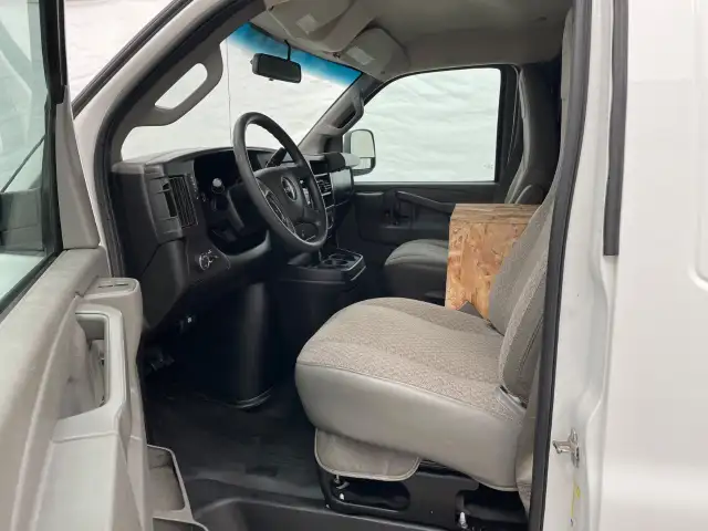 2017 GMC Savana Cargo Van - Photo 7