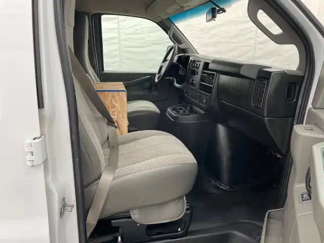 2017 GMC Savana Cargo Van - Photo 8
