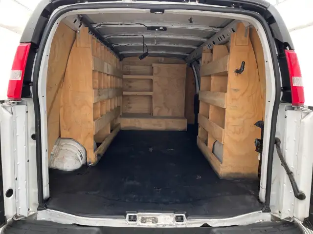 2017 GMC Savana Cargo Van - Photo 10