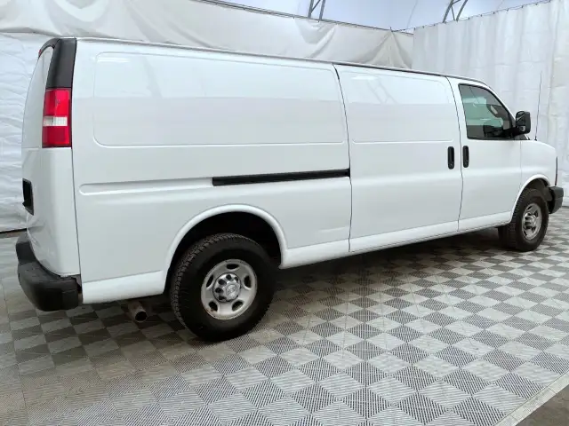 2017 Chevrolet Express Cargo Van - Photo 4