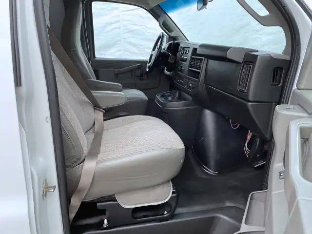 2017 Chevrolet Express Cargo Van - Photo 10
