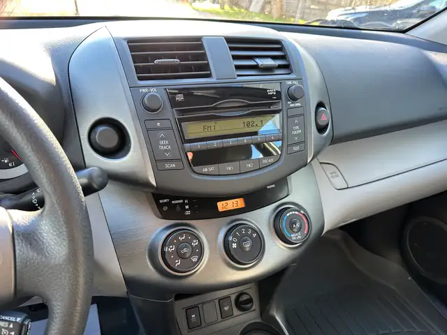 2011 Toyota RAV4 | ONE OWNER | LOW KMS! | - Photo 28