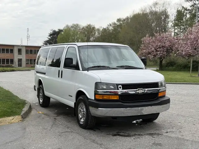 2004 Chevrolet Express 3500 8 Passenger Cargo Van - Photo 2