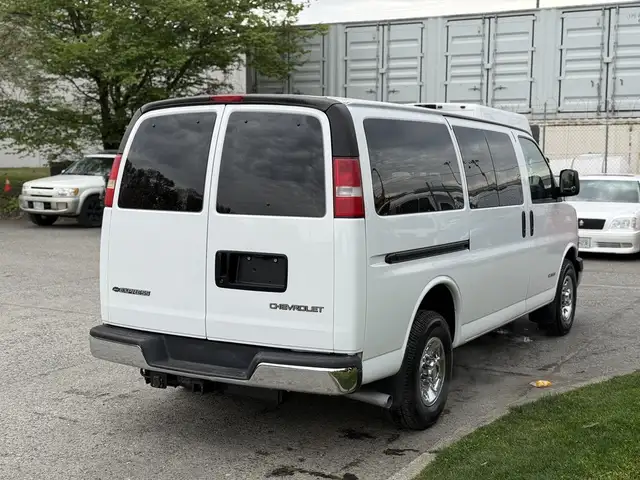 2004 Chevrolet Express 3500 8 Passenger Cargo Van - Photo 10