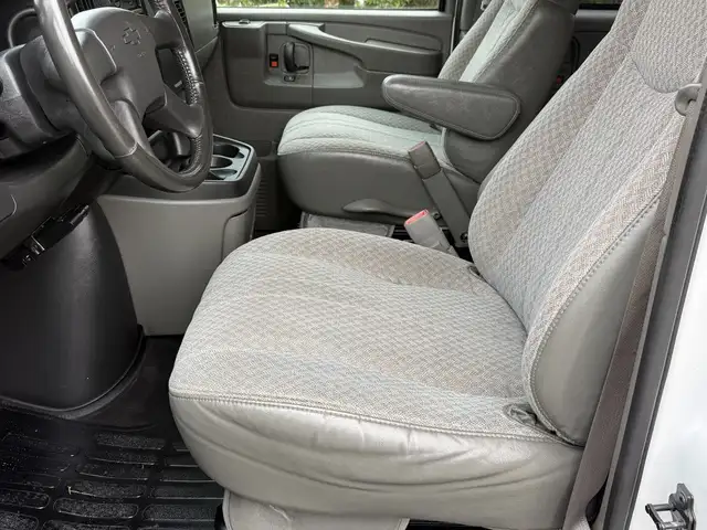 2004 Chevrolet Express 3500 8 Passenger Cargo Van - Photo 18