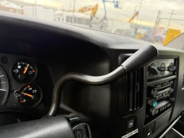 2004 Chevrolet Express 3500 8 Passenger Cargo Van - Photo 21