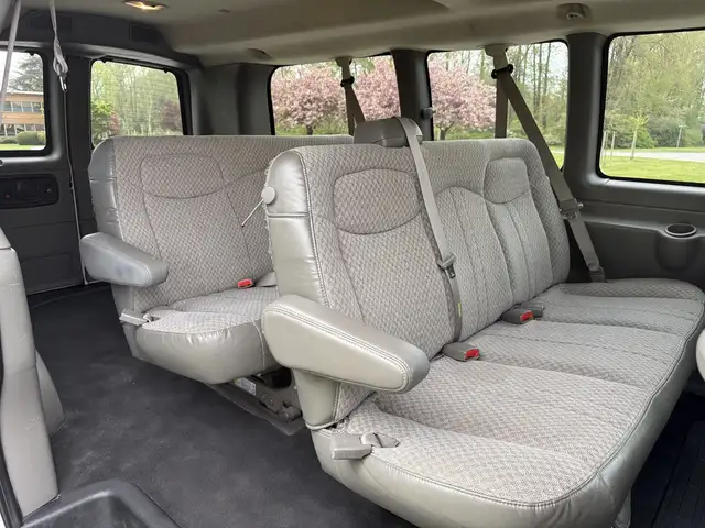2004 Chevrolet Express 3500 8 Passenger Cargo Van - Photo 31