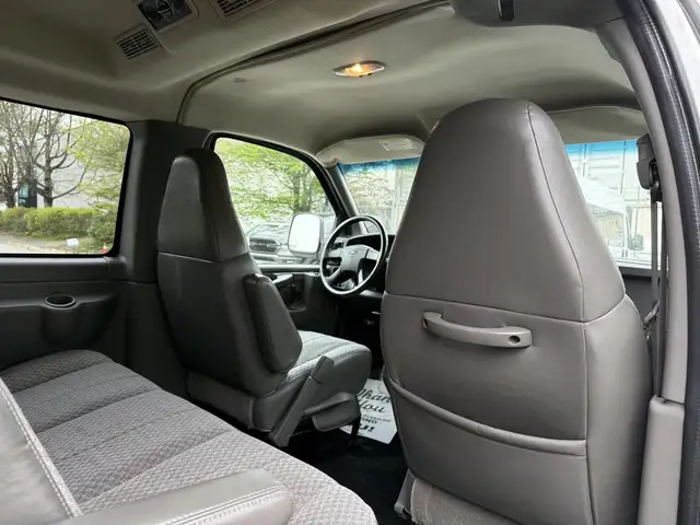 2004 Chevrolet Express 3500 8 Passenger Cargo Van - Photo 32