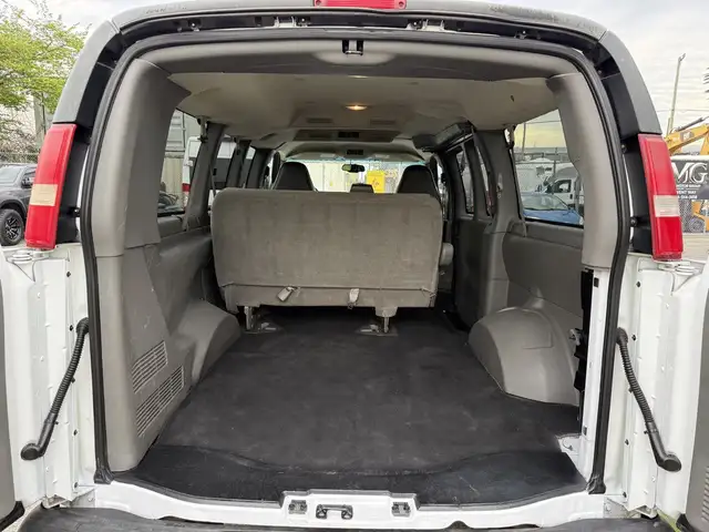 2004 Chevrolet Express 3500 8 Passenger Cargo Van - Photo 36