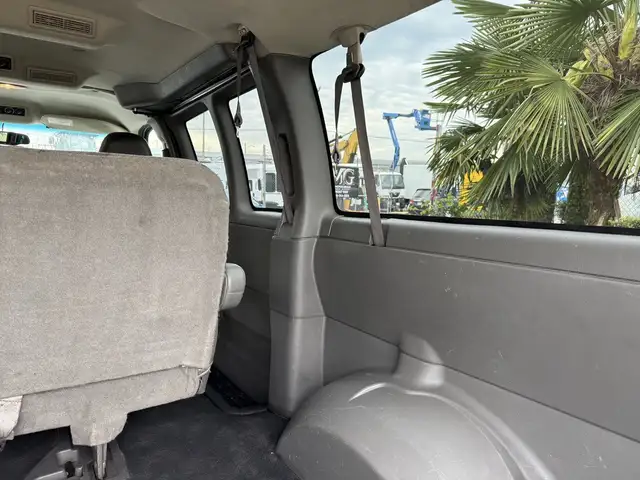 2004 Chevrolet Express 3500 8 Passenger Cargo Van - Photo 37
