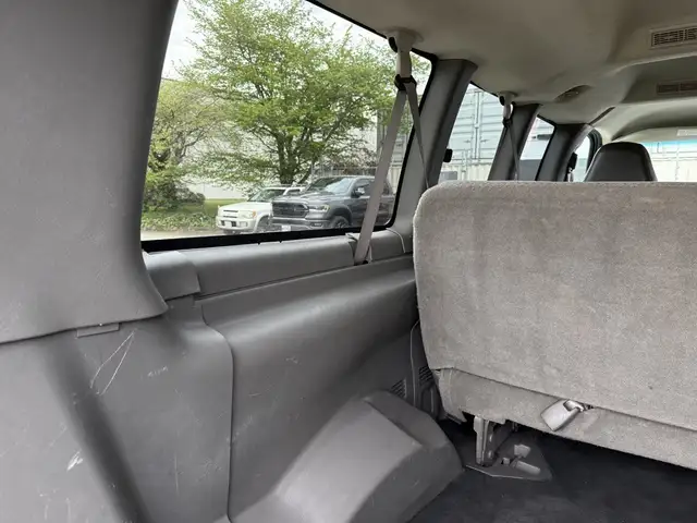 2004 Chevrolet Express 3500 8 Passenger Cargo Van - Photo 38