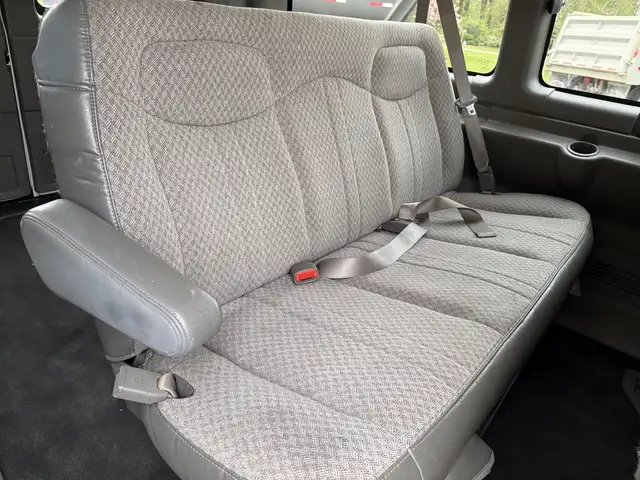 2004 Chevrolet Express 3500 8 Passenger Cargo Van - Photo 42