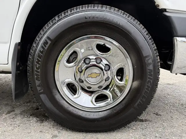 2004 Chevrolet Express 3500 8 Passenger Cargo Van - Photo 47