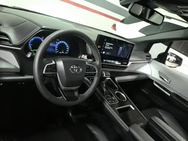 2025 Toyota Sienna XLE 8-Passenger No Accident Sunroof Digital D - Photo 10
