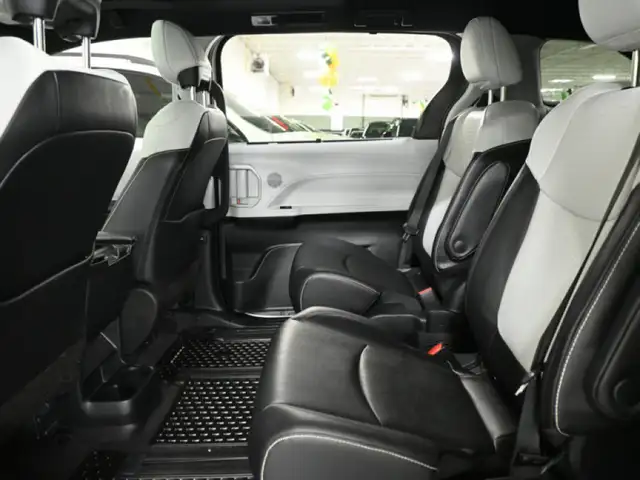 2025 Toyota Sienna XLE 8-Passenger No Accident Sunroof Digital D - Photo 23