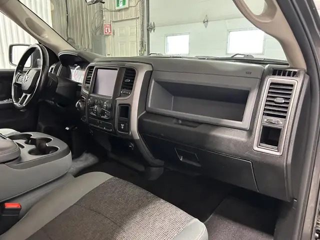 RAM 1500 Classic Express cabine d'équipe 4x4 caisse de 5 pi 7 po - Photo 19
