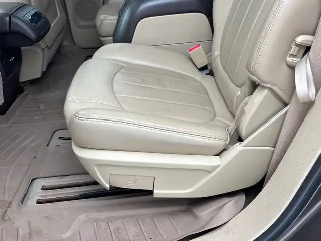 2010 BUICK ENCLAVE CXL W/2XL | AWD | 7 PSGR | CLEAN CARFAX | AS - Photo 10