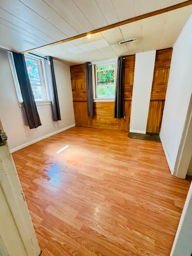 Bright Two- bedroom Basement Suite In Inglewood - Photo 2