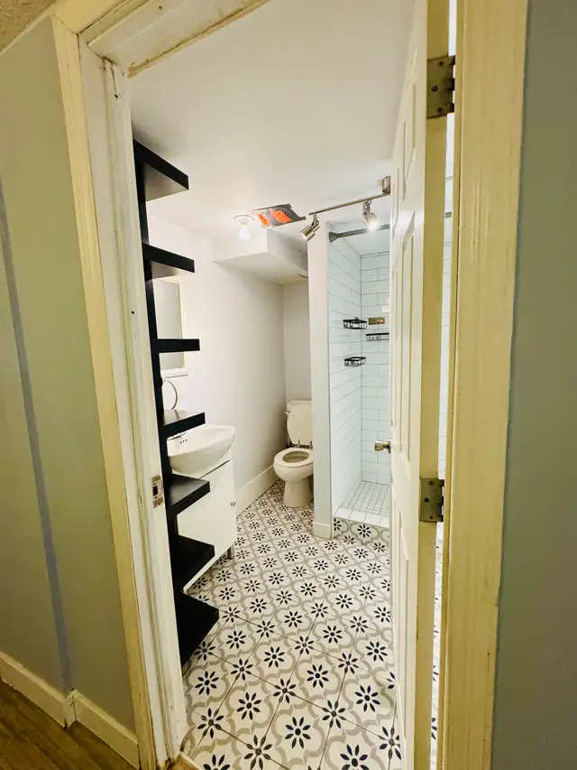 Bright Two- bedroom Basement Suite In Inglewood - Photo 4