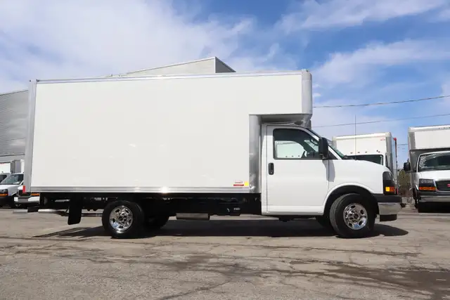 GMC Savana Cargo CUBE 14 PIEDS   DECK / CAMION NEUF / 9 KM / 6.6 - Photo 4