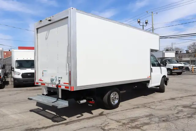 GMC Savana Cargo CUBE 14 PIEDS   DECK / CAMION NEUF / 9 KM / 6.6 - Photo 5