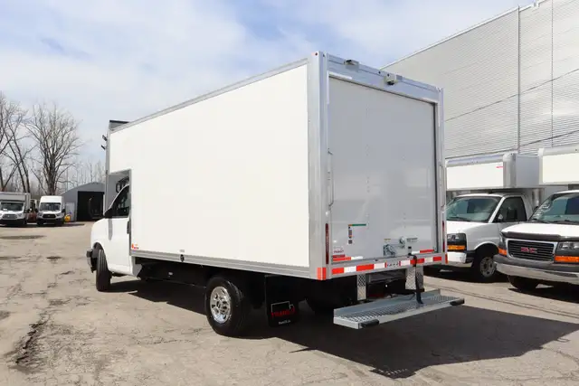 GMC Savana Cargo CUBE 14 PIEDS   DECK / CAMION NEUF / 9 KM / 6.6 - Photo 6