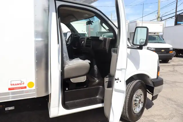 GMC Savana Cargo CUBE 14 PIEDS   DECK / CAMION NEUF / 9 KM / 6.6 - Photo 13