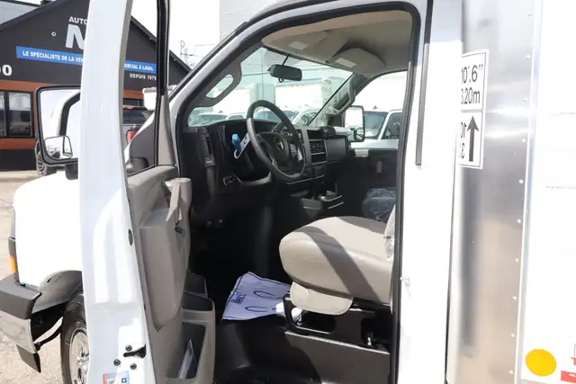 GMC Savana Cargo CUBE 14 PIEDS   DECK / CAMION NEUF / 9 KM / 6.6 - Photo 25