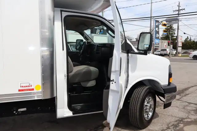 GMC Savana Cargo CUBE 14 PIEDS   DECK 6.6 LITRES / CAMION NEUF / - Photo 7