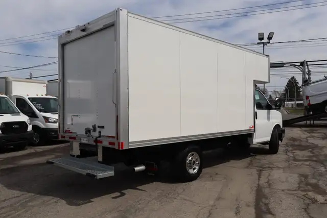 GMC Savana Cargo CUBE 14 PIEDS   DECK 6.6 LITRES / CAMION NEUF / - Photo 12