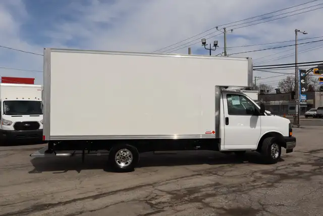 GMC Savana Cargo CUBE 14 PIEDS   DECK 6.6 LITRES / CAMION NEUF / - Photo 13