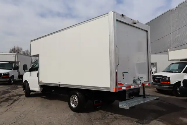 GMC Savana Cargo CUBE 14 PIEDS   DECK 6.6 LITRES / CAMION NEUF / - Photo 16