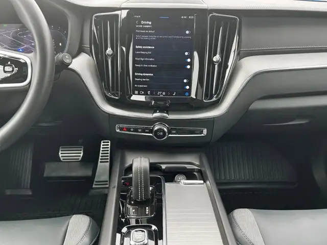 2022 Volvo XC60 R-Design / AWD - Photo 18