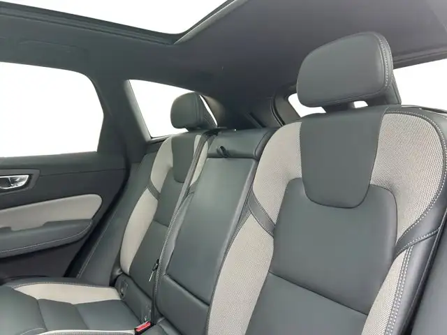 2022 Volvo XC60 R-Design / AWD - Photo 19
