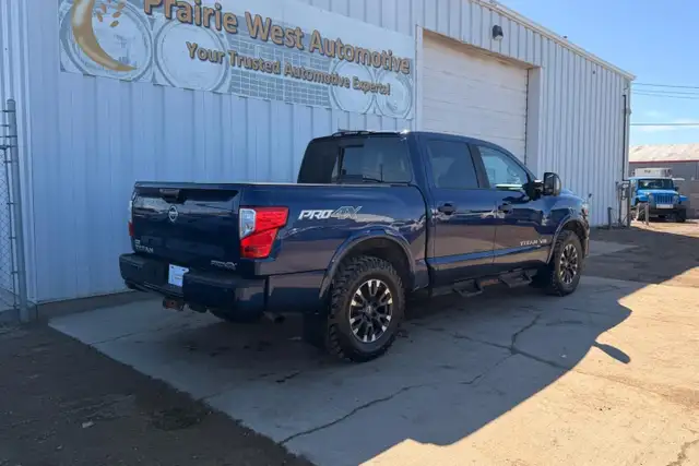 2018 Nissan Titan PRO-4X Crew Cab 5.6L V8 - Photo 5