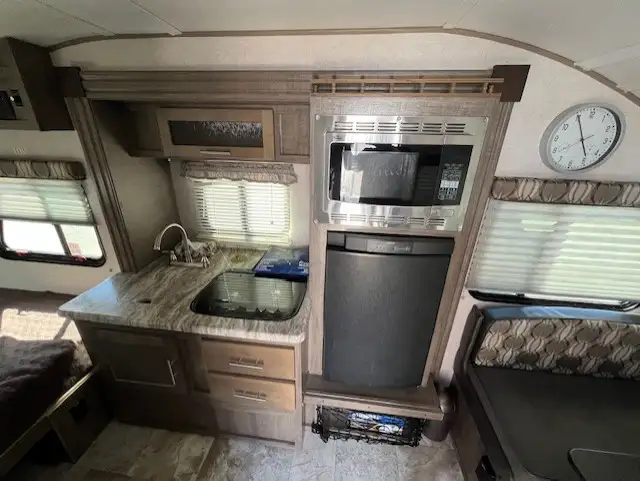 2018 R-Pod RP177 Couples Model - Photo 10