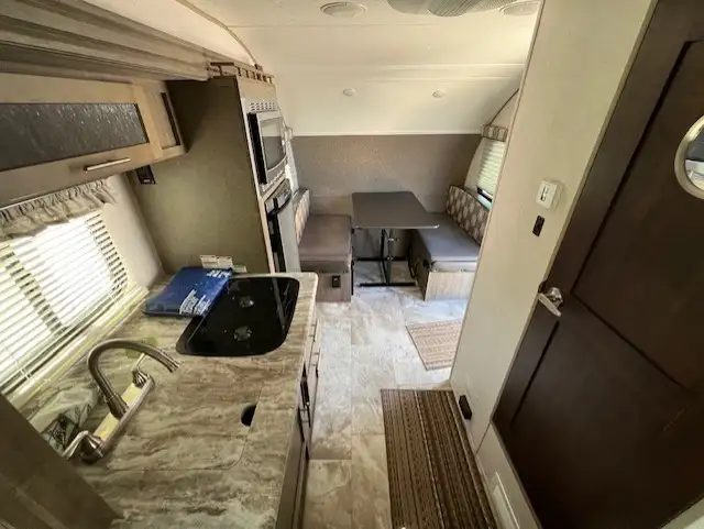 2018 R-Pod RP177 Couples Model - Photo 12