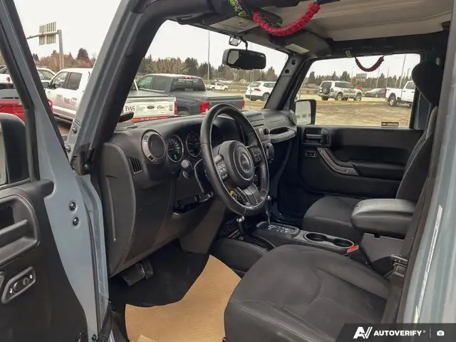 2015 Jeep Wrangler Unlimited Sport | 4X4 | V6 | Hitch - Photo 17