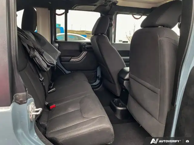 2015 Jeep Wrangler Unlimited Sport | 4X4 | V6 | Hitch - Photo 27