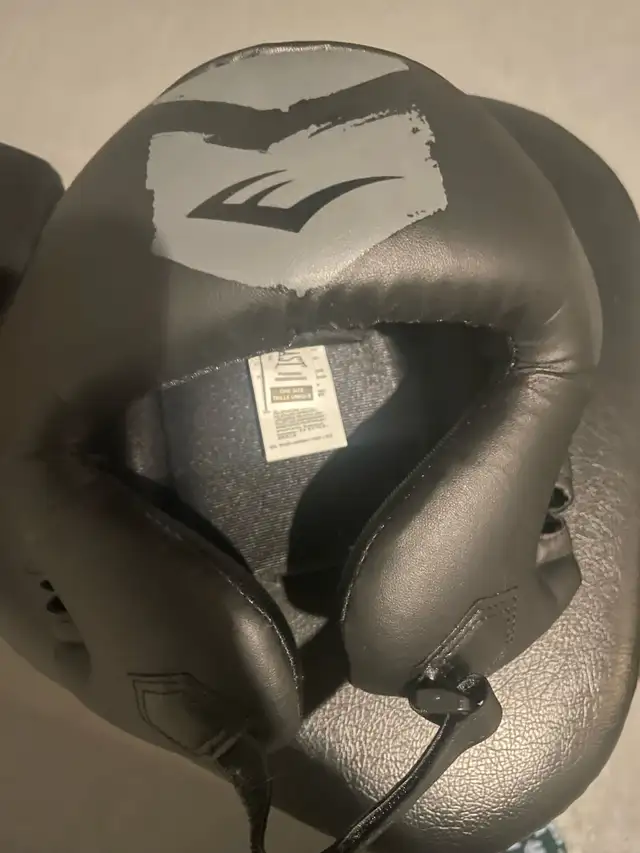 Casque boxe noir everlast , grandeur standard à Drummondville