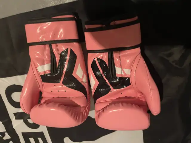 Gant de boxe rose s/m pour une jeune adulte à Drummondville