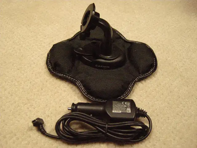 Garmin GPS Dash Mount   12 Volt Charger