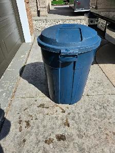 Rubbermaid garbage pail